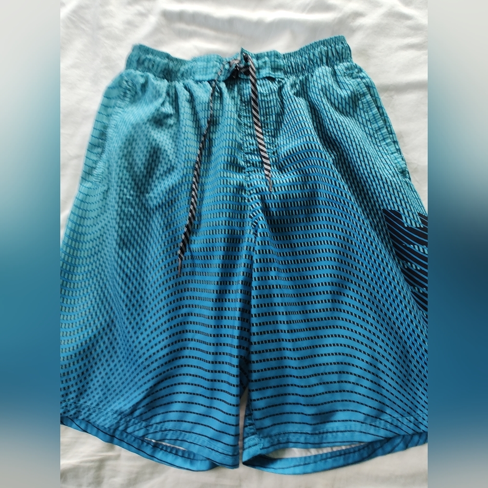 NIKE Men's Active Wear Shorts. Size Medium.  Front Pockets.